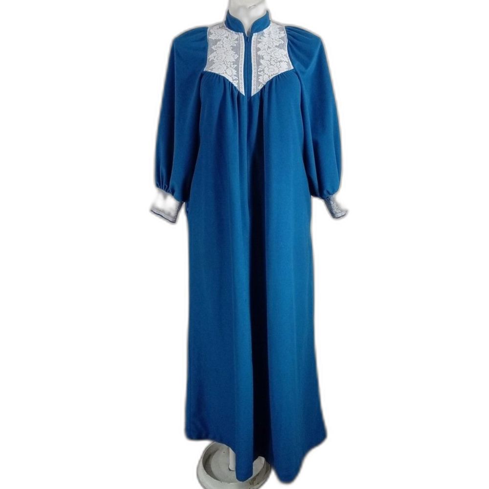 90's Vtg Gilligan & O'Malley Size L Blue Long Sleeve Robe White Lace